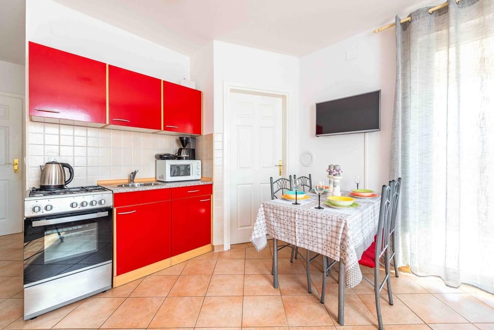 TV and multimedia, Coffee/tea facilities, Kitchen or kitchenette, Food and drinks, Dining area, oven