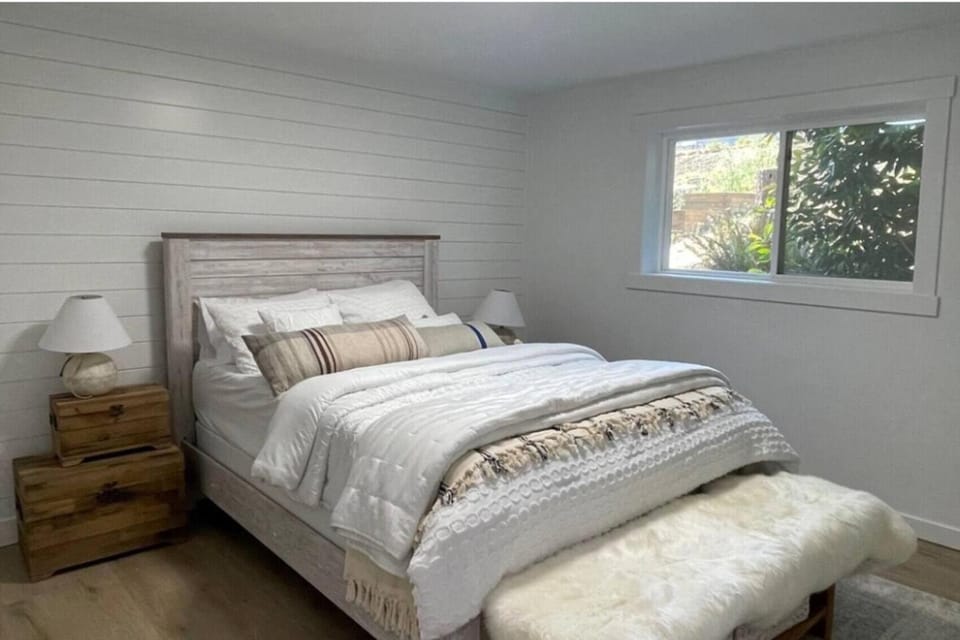 3-bedroom Cozy Waterfront Cottage House in SeaTac