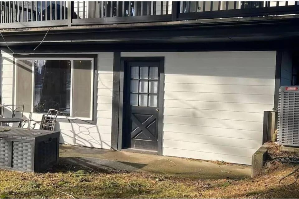 3-bedroom Cozy Waterfront Cottage House in SeaTac