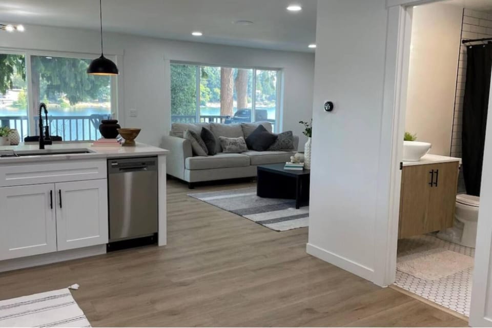 3-bedroom Cozy Waterfront Cottage House in SeaTac