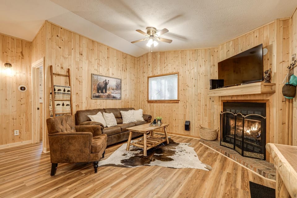5 Mi to Helen: Woodsy Oasis w/ Hot Tub & Fire Pit! House in White County