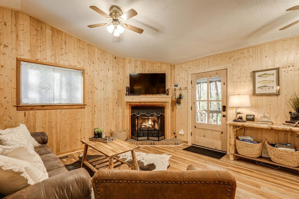 5 Mi to Helen: Woodsy Oasis w/ Hot Tub & Fire Pit! House in White County