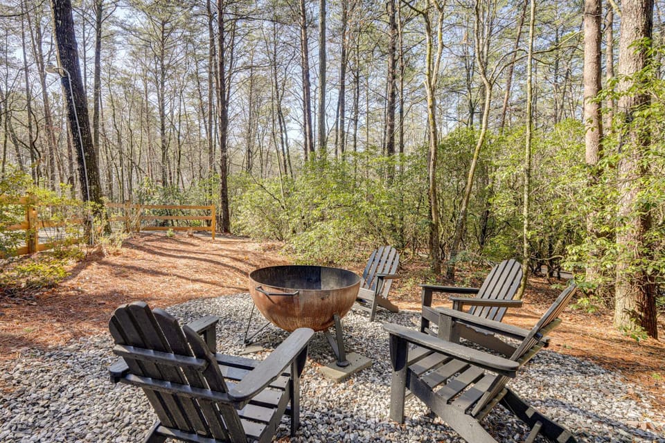 5 Mi to Helen: Woodsy Oasis w/ Hot Tub & Fire Pit! House in White County