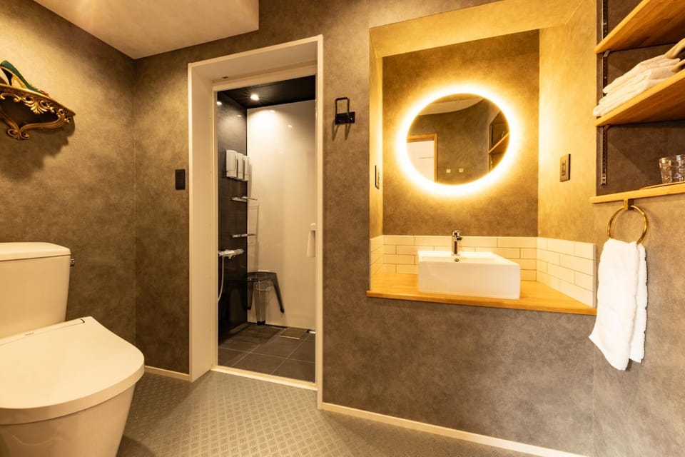 Shower, Toilet, Bathroom, towels