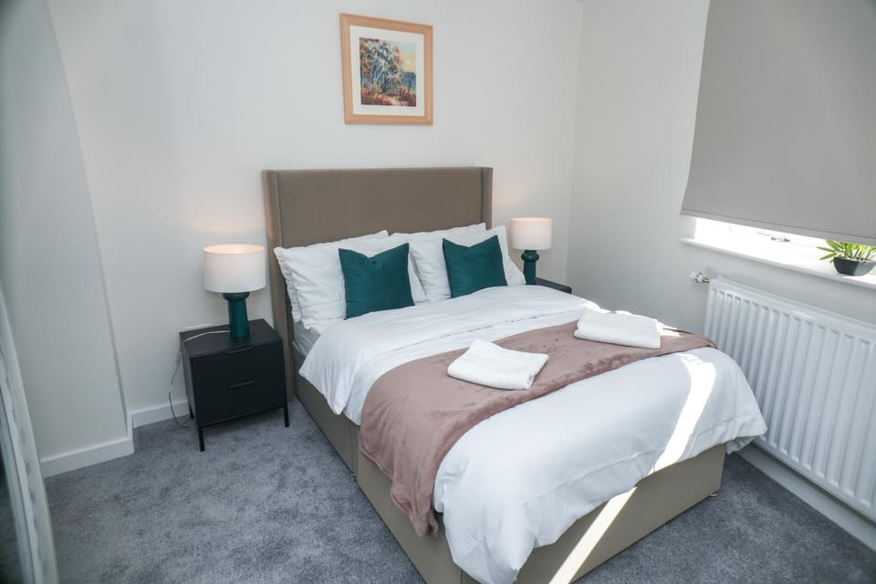 Bed, Bedroom, towels