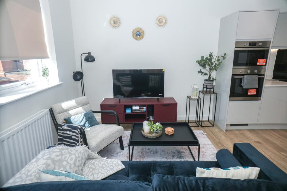 Communal lounge/ TV room, TV and multimedia, Kitchen or kitchenette, Living room, Seating area, Dining area, Evening entertainment, internet, oven, stove