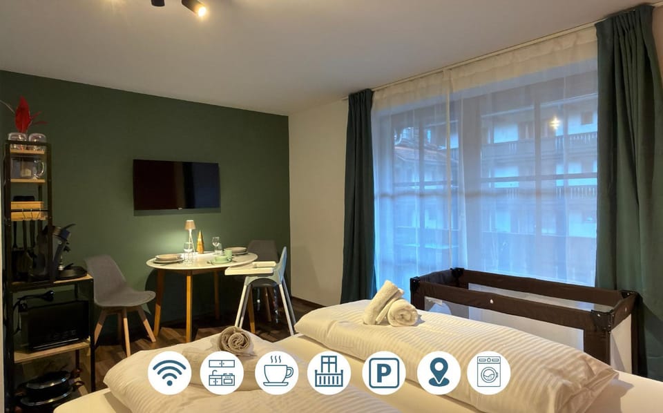 Bed, TV and multimedia, Photo of the whole room, Dining area, Bedroom, Food, Text overlay, cot