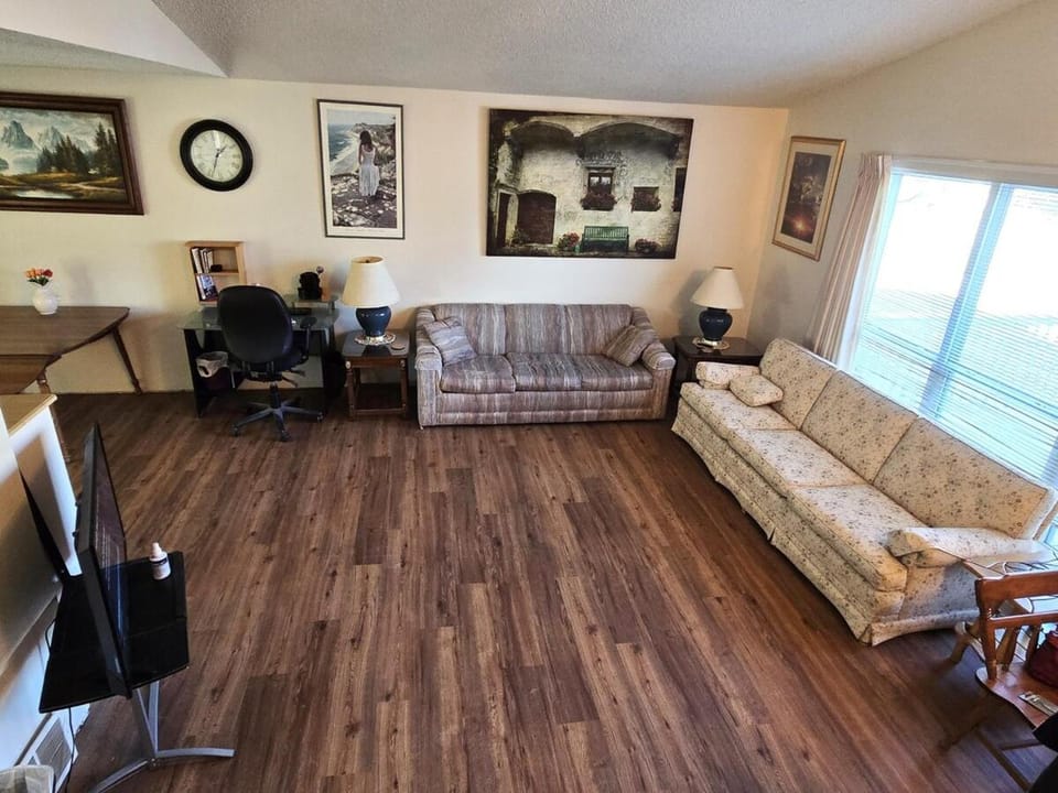 Communal lounge/ TV room, TV and multimedia, Living room, Seating area, Evening entertainment