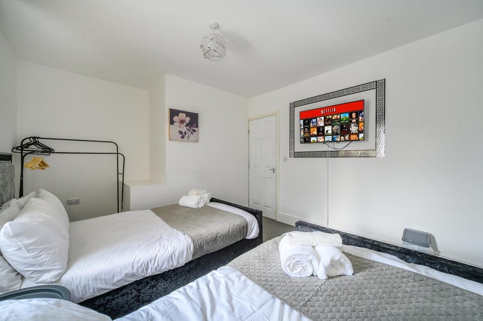 Comfortable 2-Bed Home with Free Parking Apartment in Leeds