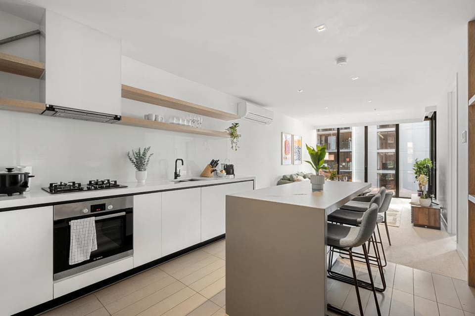 Chic 2B Apt with CarPark and Pool Near Marvel Apartment in Melbourne