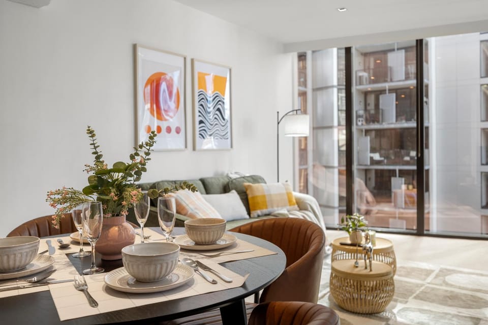 Chic 2B Apt with CarPark and Pool Near Marvel Apartment in Melbourne