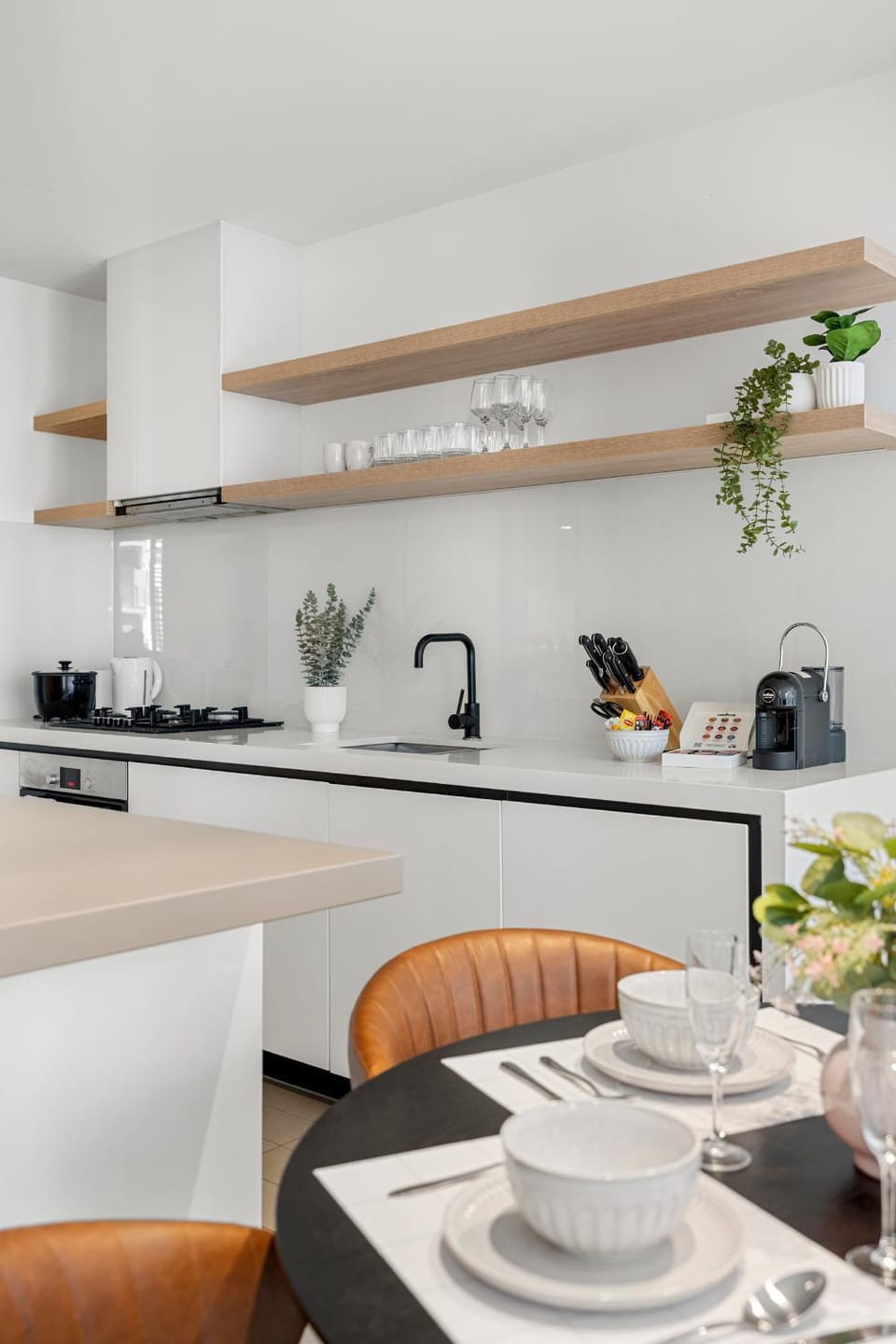 Chic 2B Apt with CarPark and Pool Near Marvel Apartment in Melbourne