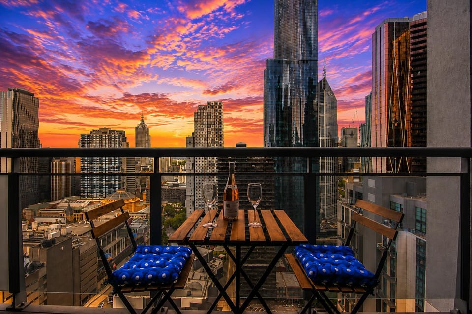 3BR Retro CBD Retreat - Pool, Views & Free Parking Apartment in Melbourne