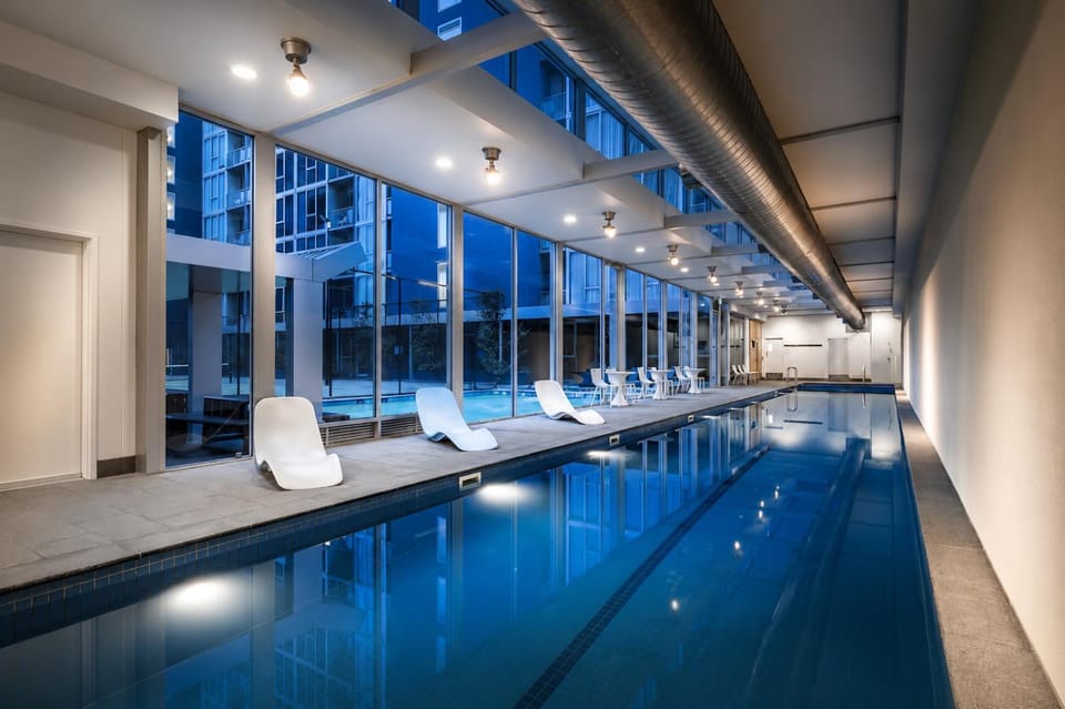 3BR Retro CBD Retreat - Pool, Views & Free Parking Apartment in Melbourne