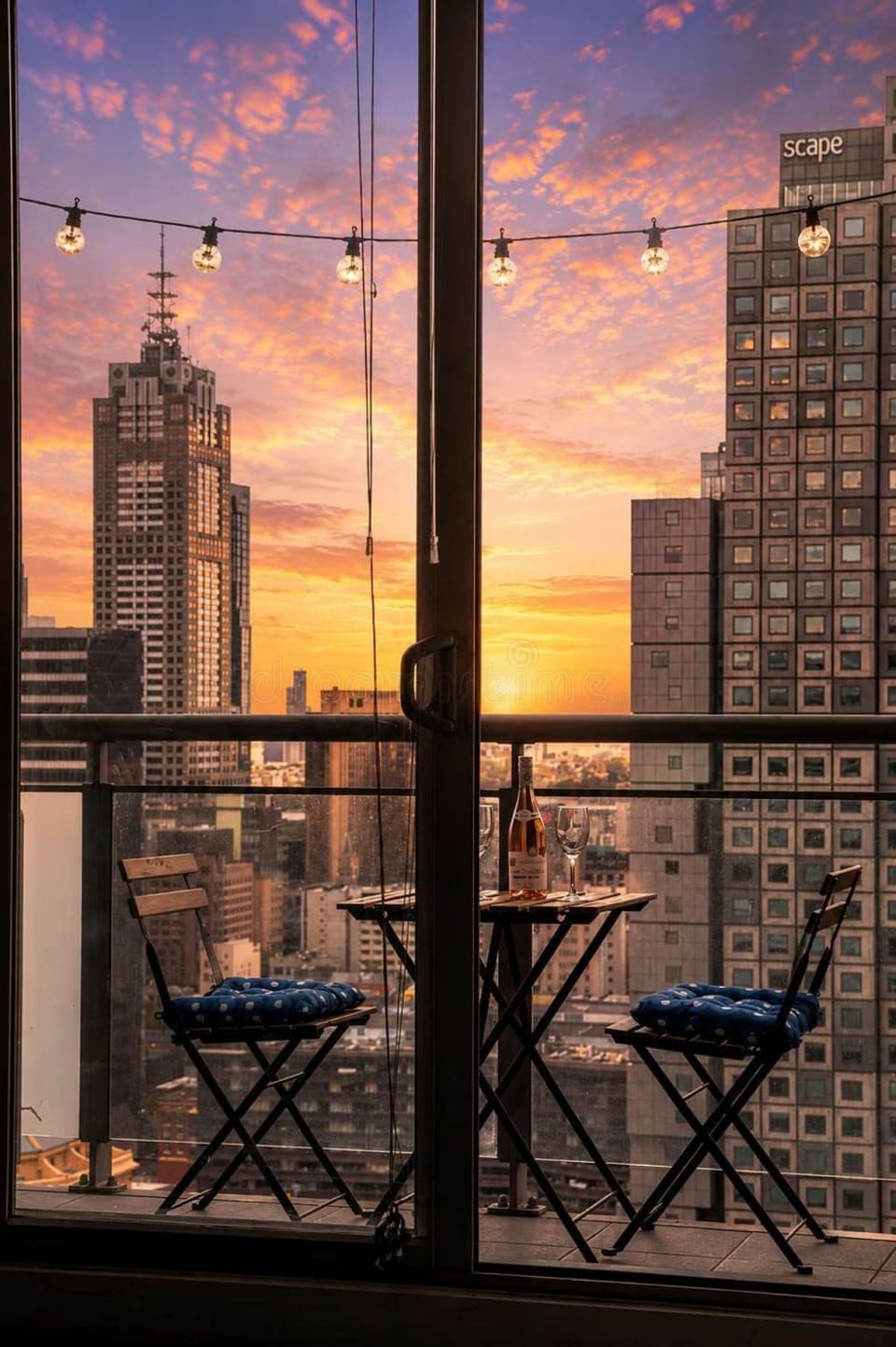 3BR Retro CBD Retreat - Pool, Views & Free Parking Apartment in Melbourne