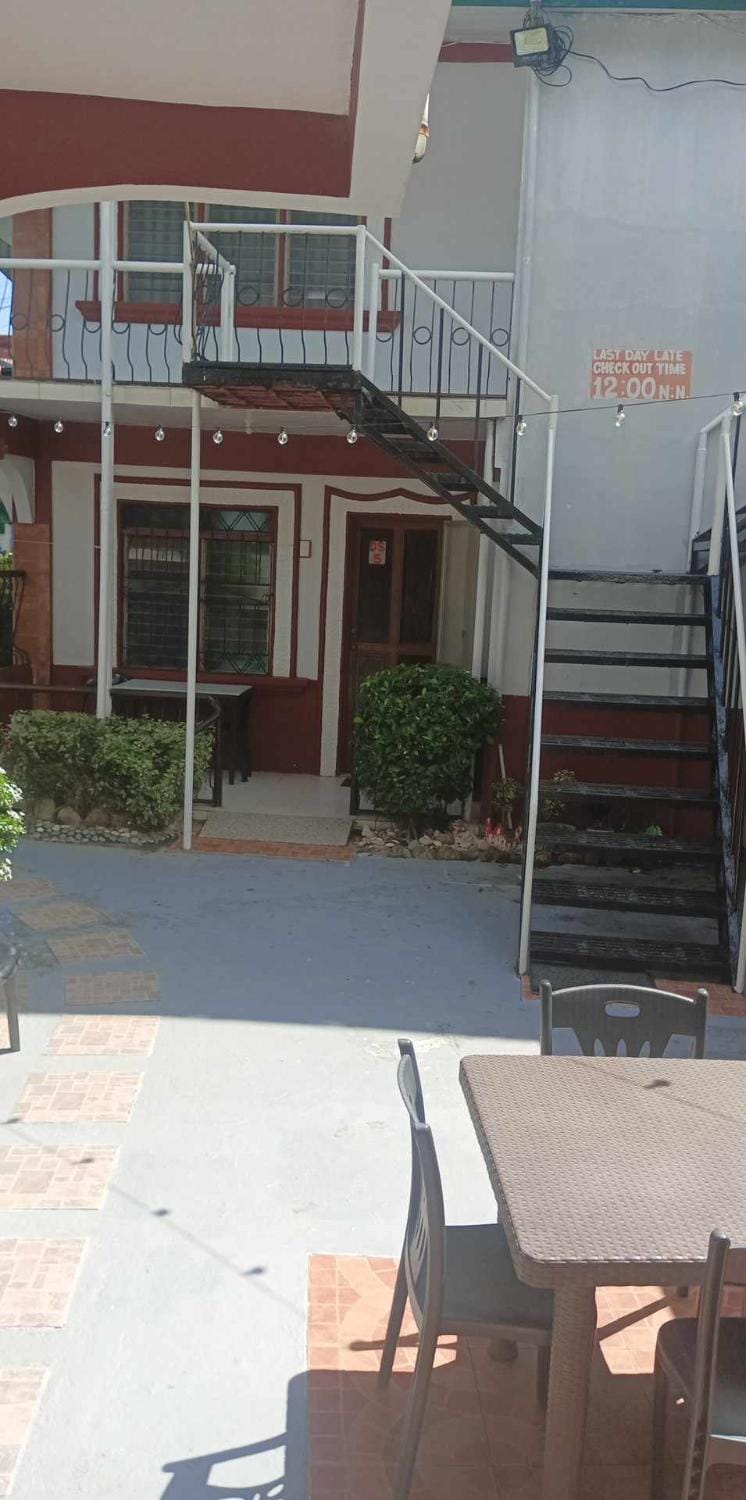 Buena Lynnes Annex Lodge Hostel in Puerto Galera