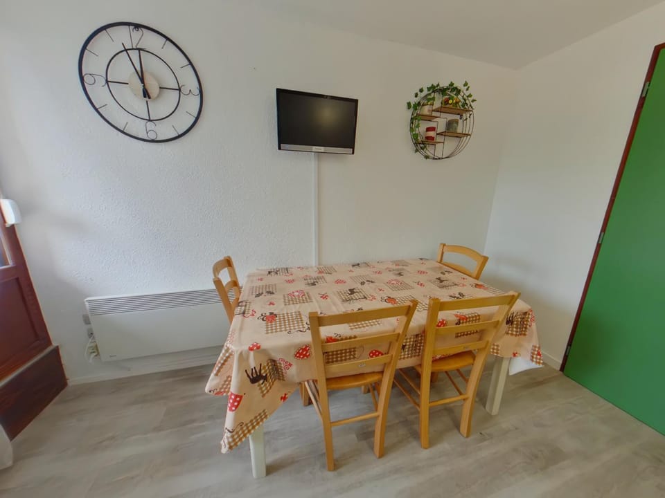 Appartement T2 aux Rousses avec Terrasse - FR-1-834-22 Apartment in Jura