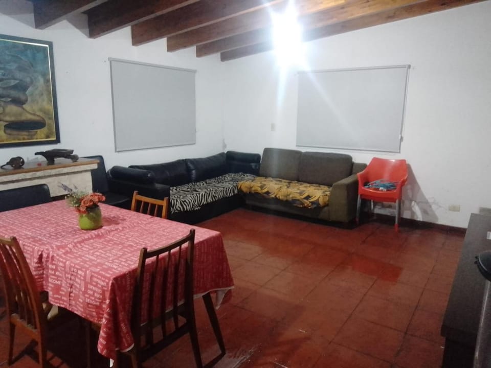 Casa con pileta y gran jardín en entrada de Roldan House in Funes