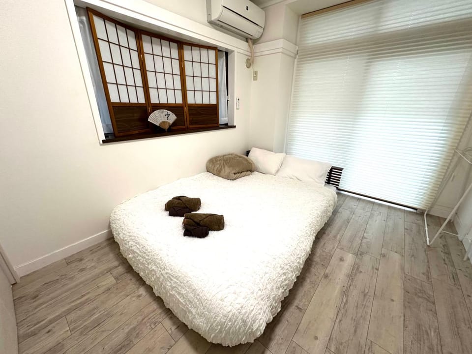 Bed, Bedroom, towels, air conditioner