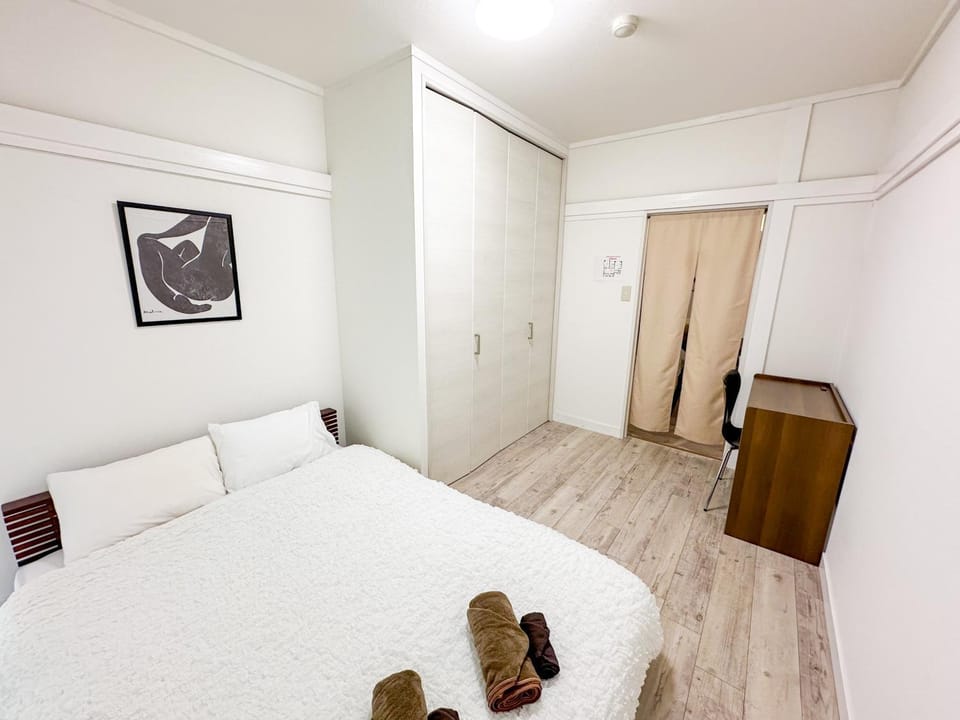 Bed, Bedroom, towels