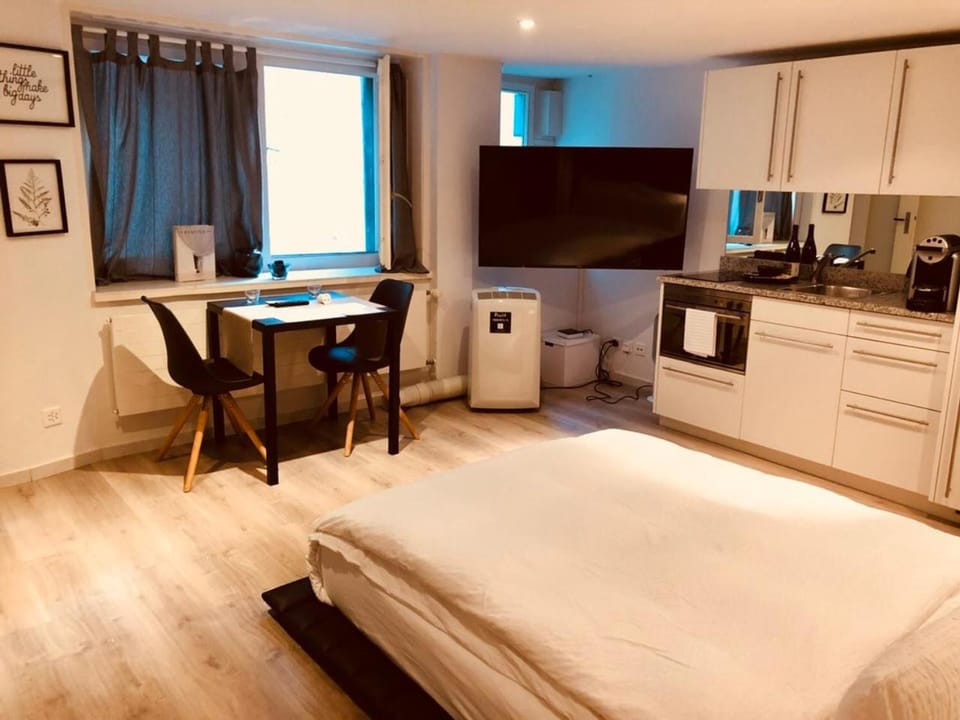 Coffee/tea facilities, Kitchen or kitchenette, Seating area, Dining area, Bedroom