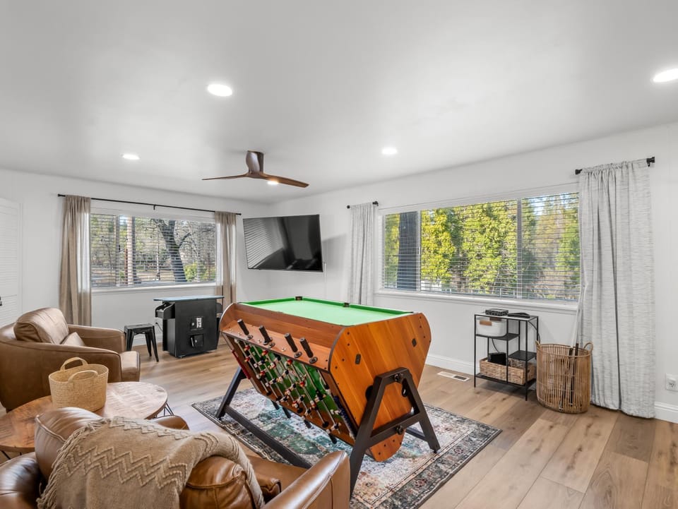 Forest Retreat that accommodates 29 people near Yosemite & Bass Lake House in Sierra Nevada