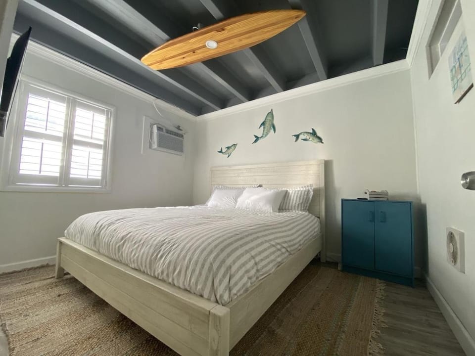 Bed, Photo of the whole room, Bedroom, air conditioner