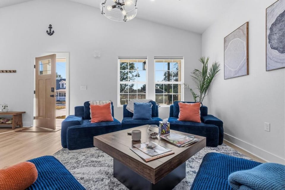 NEW-3 BEDROOM HOUSE - 5 mins from NAS , 7 mins Downtown, 15 mins From The Beaches House in Navy Point