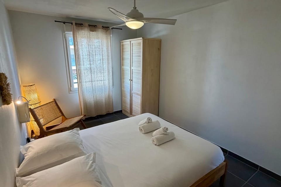 Modern 3-Bedroom Apartment for 7 with Terrace & Parking Beach 10min House in Le Lavandou