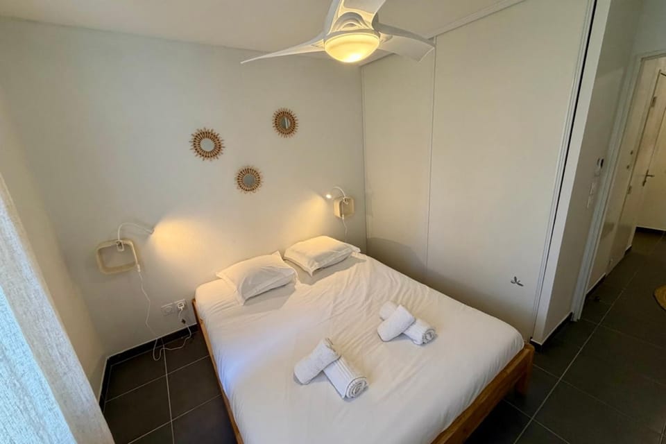 Modern 3-Bedroom Apartment for 7 with Terrace & Parking Beach 10min House in Le Lavandou