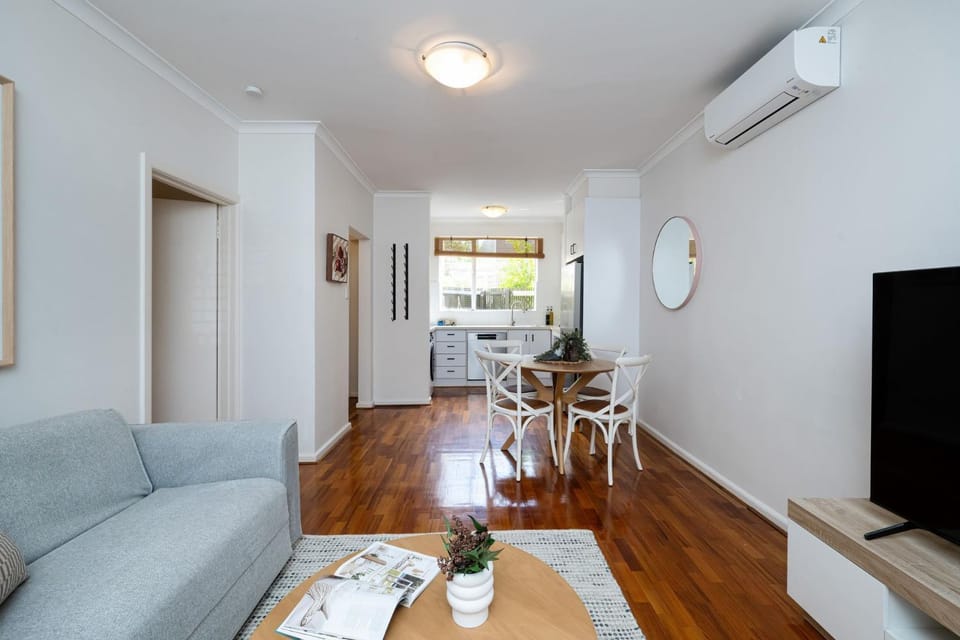 TV and multimedia, Living room, Seating area, Dining area, air conditioner