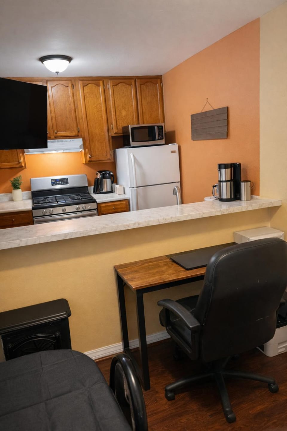 Kitchen or kitchenette, Dining area