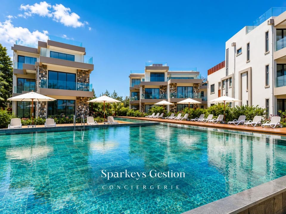 Pool view, Swimming pool, sunbed