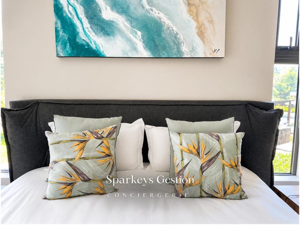 Bed, Photo of the whole room, Decorative detail, Bedroom