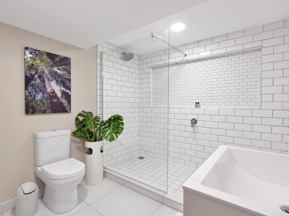 Green Point 3 Bedroom with Ensuites & Braai Apartment in Cape Town
