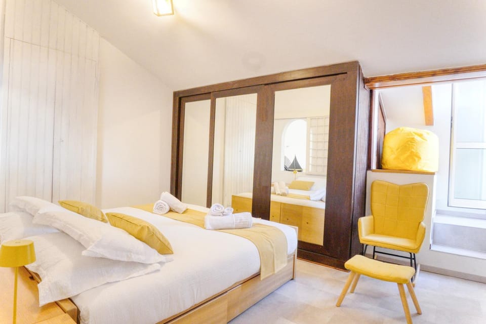 Alassio Lemon & Salt Seafront Apartment with Amazing Terrace - Prime Central Beach Location Apartment in Liguria