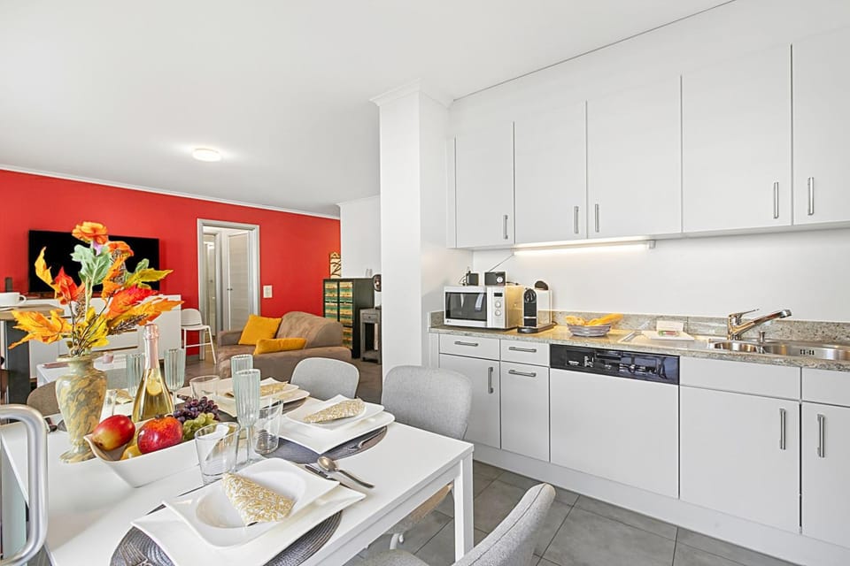 Kitchen or kitchenette, Dining area