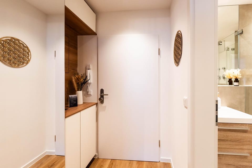 Facade/entrance, wardrobe