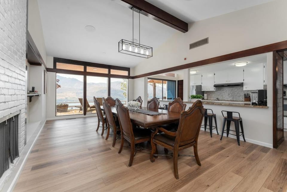 Sunny Retreat-Lake views,HotTub,BBQ,firepit,EV Villa in Chelan (In Town)