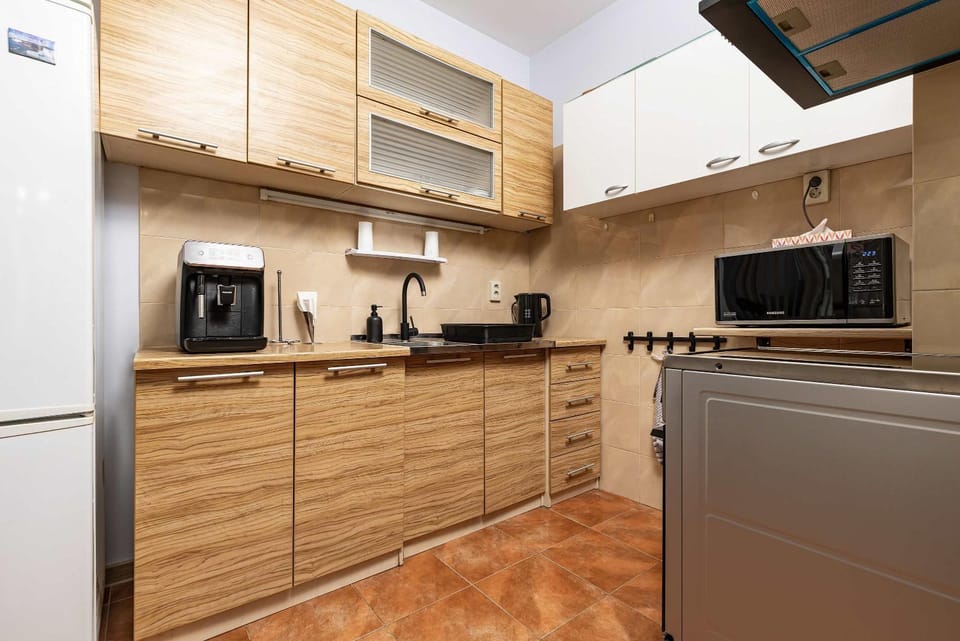 Coffee/tea facilities, Kitchen or kitchenette, oven, stove