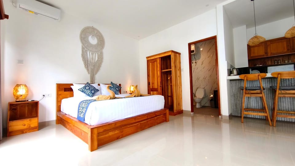 Toilet, Bed, Kitchen or kitchenette, Bedroom, kitchen