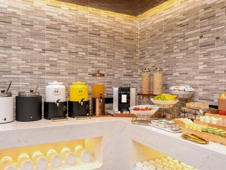 Restaurant/places to eat, Coffee/tea facilities, Breakfast, Continental breakfast