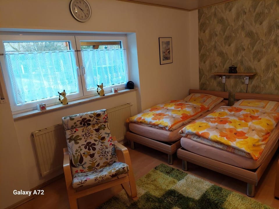 Bed, Photo of the whole room, Seating area