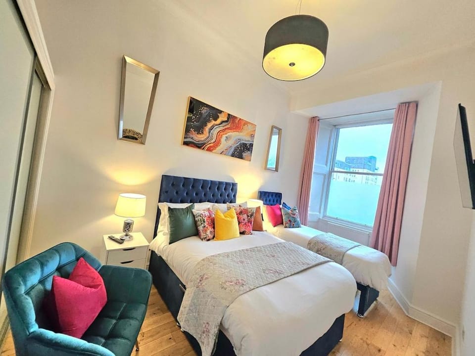 Bed, TV and multimedia, Photo of the whole room, Seating area, Bedroom, wardrobe