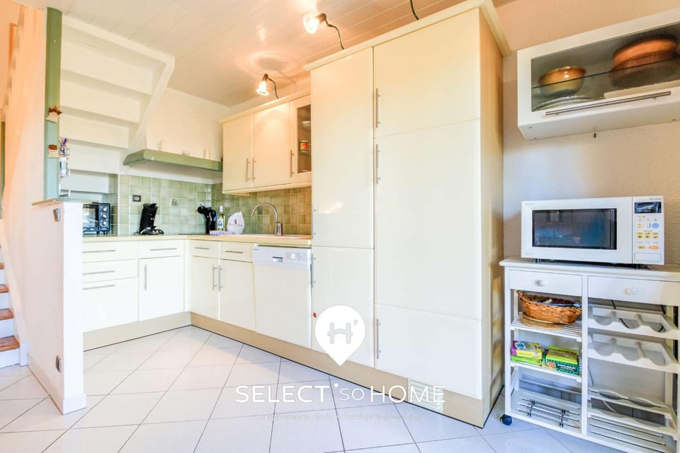 Kitchen or kitchenette, pet friendly, stove, toaster