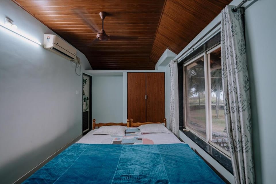 Bed, Photo of the whole room, Bedroom, wardrobe, air conditioner