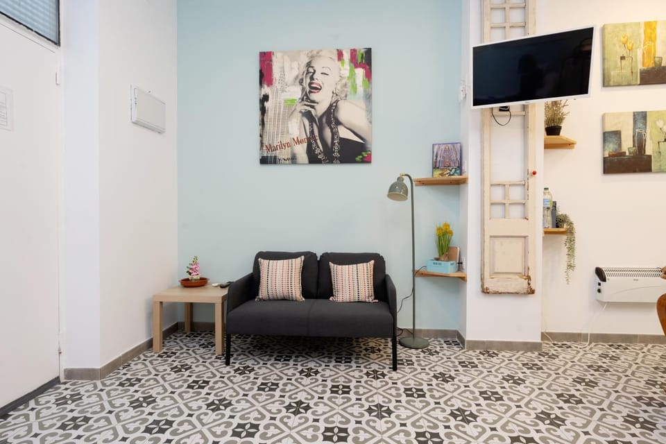 Studio for 2 px - Beach 10' Walk - Barcelona center 25' Train Apartment in Barcelona