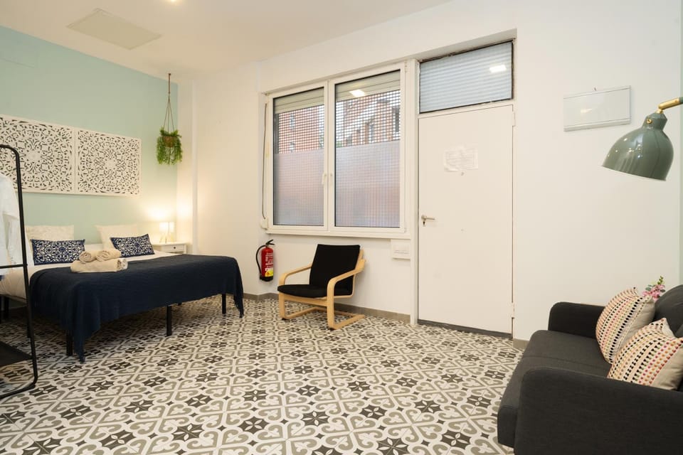 Studio for 2 px - Beach 10' Walk - Barcelona center 25' Train Apartment in Barcelona