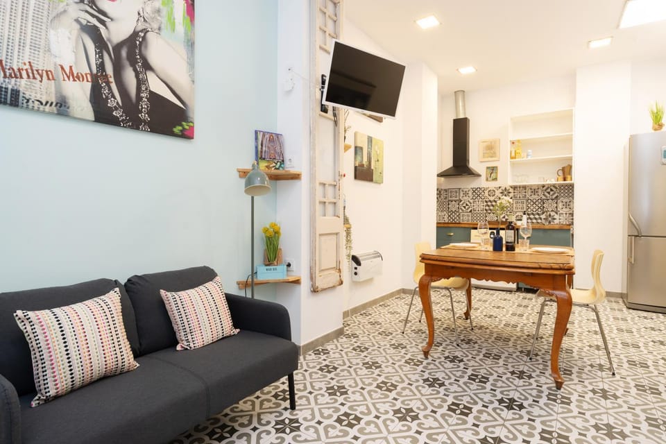 Studio for 2 px - Beach 10' Walk - Barcelona center 25' Train Apartment in Barcelona
