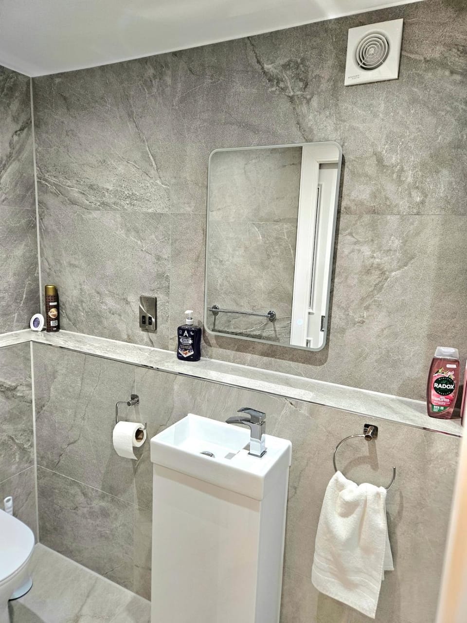 Stylish & Central Design Apartment- 3 Beds Apartment in Edinburgh